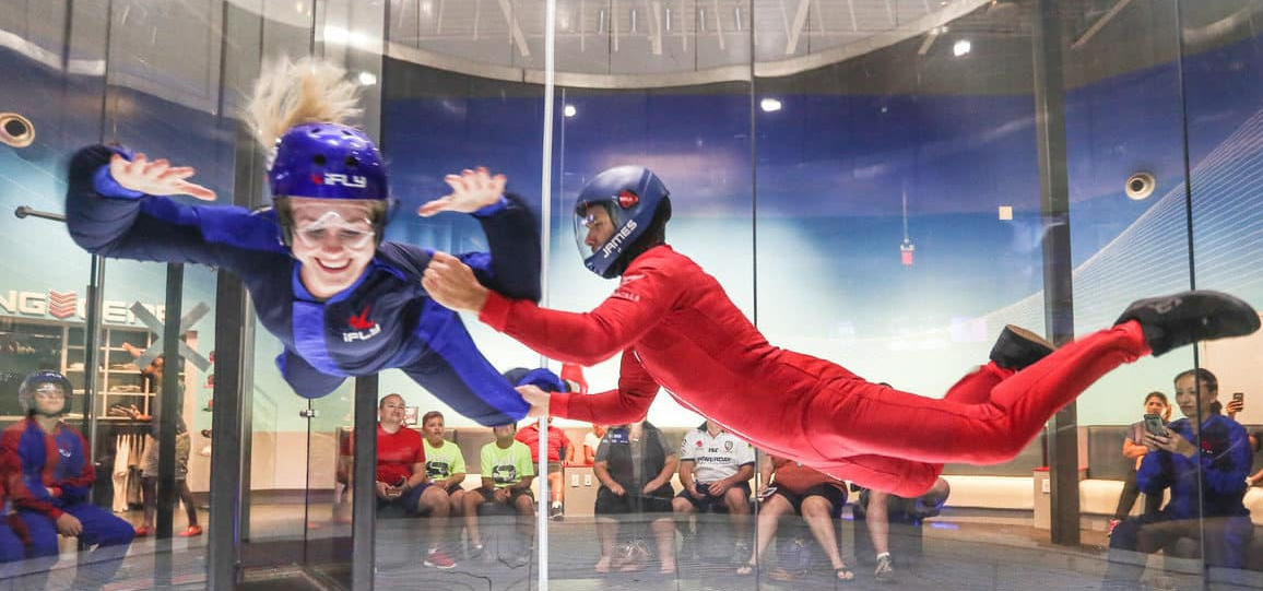 Un incroyable baptme dans un simulateur de chute libre !